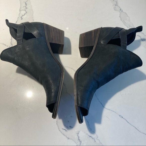 LUCKY BRAND Sz  10 Peep Toe Buckle Stacked Heel Ankle Leather Booties - Picture 7 of 13